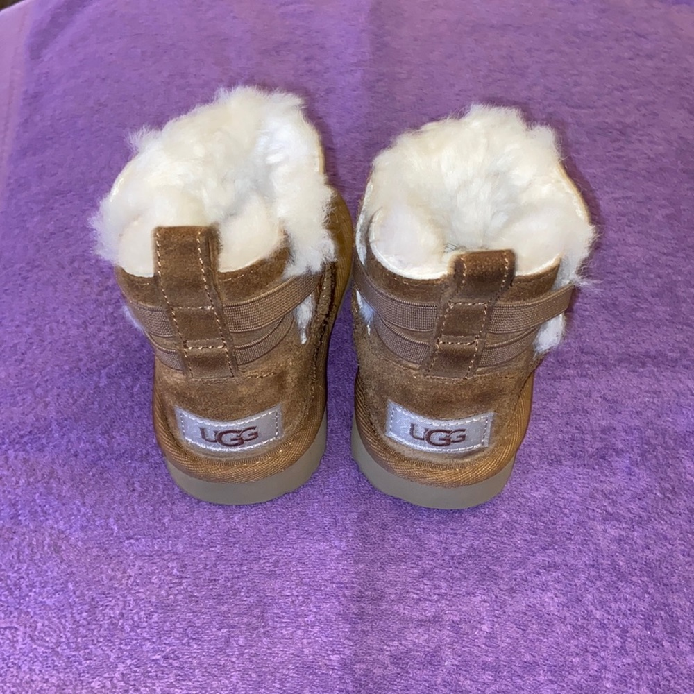 BABY GIRL UGGS (NO BOX) - Picture 2 of 4